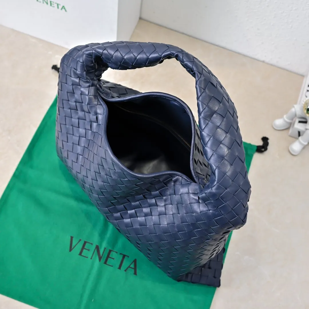 Batch 1960 #Bv new medium-sized HOP bag, the bag body and handles are made of a whole piece of woven leather. The bag body is soft and lazy. Hop symbolizes the praise of innovation and eternal craftsmanship [love]. The pyramid silhouette combines practicality and fashion. It is modern and casual, and the bag mouth is double-sided closed design, more convenient and safe! The cowhide texture also makes the bag more wear-resistant and durable. A must-have for fashionable ladies who like minimalism yet comfortable and casual! Size: 46x21x10cm Model: 6262